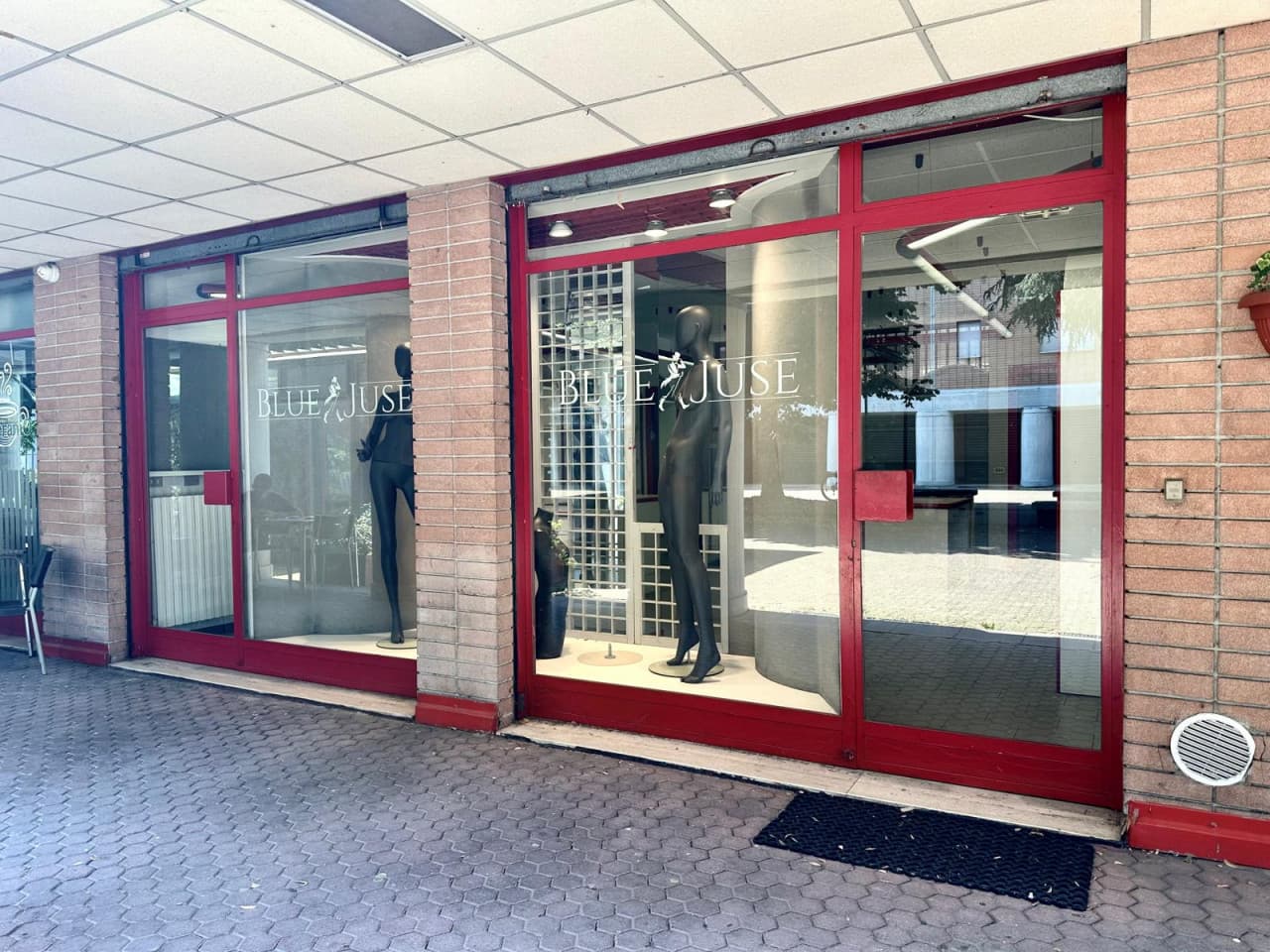 Affittasi, Assago via Duccio di Buoninsegna, negozio con box - Foto 1