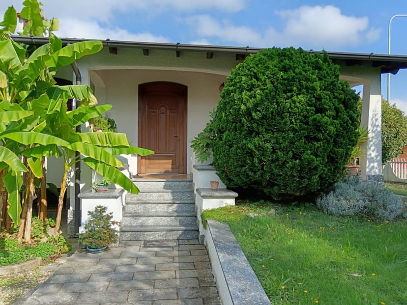 Villa con annesso capannone nel cuore di Motta Visconti