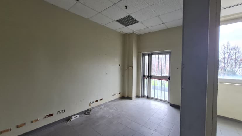 Ampio ufficio luminoso in affitto a Buccinasco