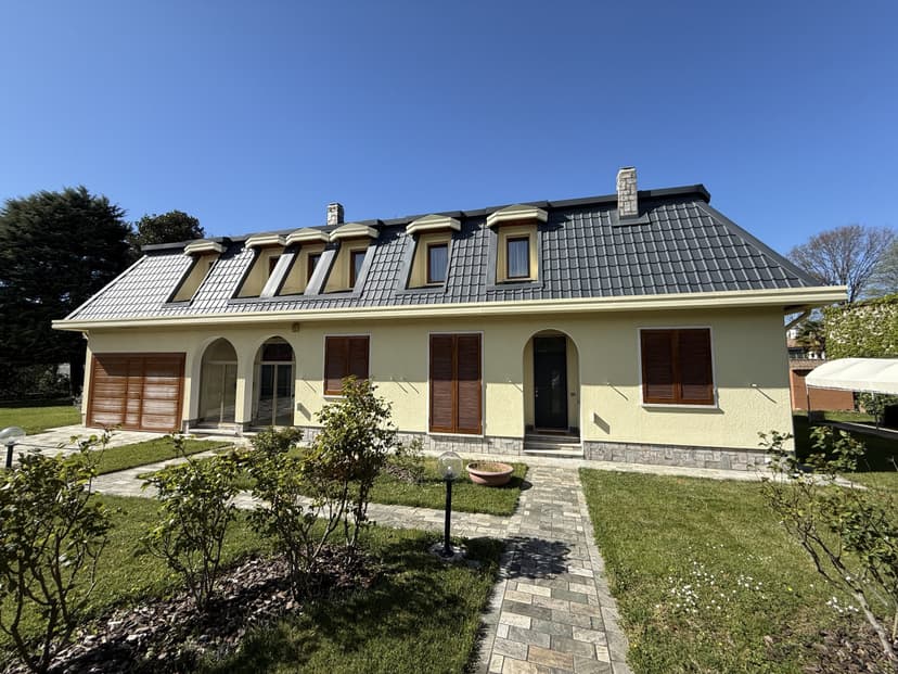 Elegante Villa Singola con Ampio Giardino a Trezzano sul Naviglio